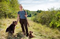 Lecker aufs Land – Die dritte Reise geht nach Rheinhessen zu Shanna Reis. Die 29-Jährige und ihre Familie betreiben Weinbau und Landwirtschaft in 4. Generation. Und die junge Winzerin führt noch eine weitere Familientradition weiter: die Jagd. Beides macht sie mit großer Leidenschaft.