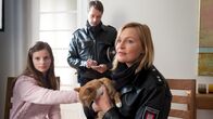 Notruf Hafenkante – Melanie (Sanna Englund, r.) und Mattes (Matthias Schloo, M.) befragen das Mädchen Florentine (Sophia Boehme, l.) zu dem Katzenquäler, der in der Gegend sein Unwesen treibt.