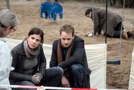 Tatort – Rechtsmedizinerin Greta Leitner (Sybille Schedwill) zeigt Nora Dalay (Aylin Tezel) und Daniel Kossik (Stefan Konarske) den Tatort.