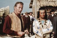 Winnetou und das Halbblut Apanatschi – Old Shatterhand (Lex Barker, l.) und Winnetou (Pierre Brice, r.) benötigen die Hilfe der Bewohner der Stadt, in der die Verbrecherbande ihr Unwesen treibt.