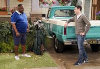 The Neighborhood – Calvin Butler (Cedric the Entertainer, l.); Dave Johnson (Max Greenfield, r.)