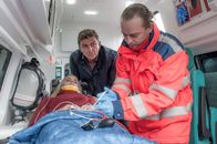 Der Bergdoktor – Dr. Martin Gruber (Hans Sigl, M.) versorgt die verunglückte Lisa Unger (Merle Collet, l.). Als die sich nicht an ihn erinnert, ahnt er Schlimmes.