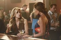 Desperate Housewives – Testen ihren Marktwert in einer Bar: Lynette (Felicity Huffman, l.) und Renee (Vanessa Williams, r.) ...