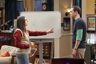 The Big Bang Theory – Sheldon (Jim Parsons, r.) fühlt sich verloren, nachdem eine seiner Lieblingsserien zu früh abgesetzt wird. Amy (Mayim Bialik, l.) versucht daraufhin, ihm bei seinem zwanghaften Drang, etwas unbedingt abschließen zu müssen, zu helfen. Doch wird es ihr gelingen?