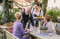Zimmer mit Stall – Vincent (Sepp Schauer) kümmert sich um die Gäste, seine Tochter Rosalie (Bettina Mittendorfer) schmeißt die Wirtschaft.