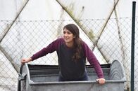 jerks. – Christian trifft seine Ex-Freundin Josie (Joanna Kitzl) in der Mülltonne wieder. Hat sie die Trennung von ihm damals nicht verkraftet und ist deshalb nun in dieser prekären Situation?