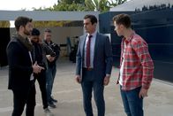 Modern Family – Desmond (Eric Tiede, l.), Phil Dunphy (Ty Burrell, 2.v.r.), Luke Dunphy (Nolan Gould, r.)