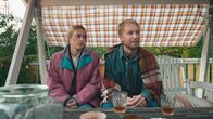 Everyone But Us – Hilma (Alba August) und Ola (Björn Gustafsson) zu Besuch bei Hilmas Vater.