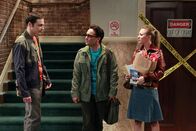 The Big Bang Theory – Sind sich nicht immer einig: Leonard (Johnny Galecki, M.), Sheldon (Jim Parsons, l.) und Penny (Kaley Cuoco, r.) ...