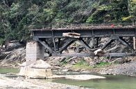 Eisenbahn-Romantik – Das Hochwasser an der Ahr war an manchen Stellen bis zu acht Meter hoch. Hier stieg es bis zum Geländer der Eisenbahnbrücke.