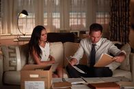 Suits – Mike (Patrick J. Adams) bemüht sich, den Fall zum Erfolg zu führen, der einen Interessenkonflikt mit der Kanzlei darstellt, da er den Fall ursprünglich pro bono bearbeitet. Dabei wird er von Rachel (Meghan Markle) unterstützt.