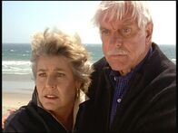Diagnose: Mord – Mark (Dick Van Dyke, r.) und seine alte Freundin Danielle (Helen Reddy, l.) sind starr vor Schreck - soeben wurde auf sie geschossen.