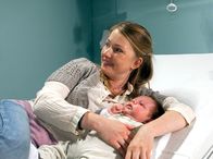 In aller Freundschaft – Bettina Wegner (Katja Studt) hat nach dem Ergebnis ihrer Untersuchung Angst, sich nicht mehr um ihre Tochter kümmern zu können. Sie hat Multiple Sklerose. In der Sachsenklinik erfährt sie von neuen Therapien und Möglichkeiten mit der Krankheit umzugehen. Diese Aufklärung gibt ihr Hoffnung.