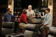 Two and a Half Men – Auf Rat von Ms. McMartin tritt Walden (Ashton Kutcher, r.) einer Männergruppe von Vätern mit Pflegekindern bei. Unter Jack (David Denman, l.), Leo (Gary Anthony Williams, 2.v.l.) und Rick (Bill Smitrovich, 2.v.r.) fühlt er sich sehr wohl und genießt die Zeit ohne Alan ...