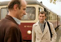 Alle Zeit der Welt – Rudolf (Johannes Herrschmann, li.) holt seinen Bruder Klaus (Heikko Deutschmann) von der Bahn ab.