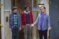 The Big Bang Theory – Howard (Simon Helberg, l.) und Raj (Kunal Nayyar, M.) sind irritiert, dass Leonard (Jim Parsons, r.) und Sheldon nicht gemeinsam "Game of Thrones" schauen wollen. Ursache dafür ist eine scheinbar unüberwindbare Meinungsverschiedenheit zwischen den Mitbewohnern ...