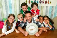 Schmatzo – Alexander Kumptner und seine jungen Helfer: Lou-Anne, Noah, Nico, David, Estelle, Joanna.