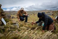 Der verschollene Tempel der Inka – Expedition members excavate at the Yayamari complex. (Jim Aikman)