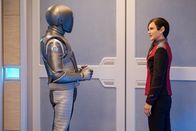 The Orville – Isaac (Mark Jackson, l.); Lieutenant Talla Kayali (Jessica Szohr, r.)
