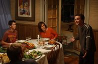 Malcolm mittendrin – Lois (Jane Kaczmarek, M.) und Reese (Justin Berfield, l.) sind entsetzt, als sie Malcolm (Frankie Muniz, r.) völlig betrunken sehen ...