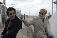 Die schönen Tage – Die Rentnerin Caroline (Fanny Ardant) trifft sich heimlich mit ihrem jungen Liebhaber Julien (Laurent Laffite) auf der Strandpromenade.