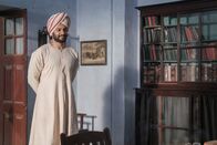 Victoria and Abdul – Indien: Abdul Karim (Ali Fazal), ein Beamter, wird auserwählt, nach England zu reisen und Königin Victoria zu ihrem 50. Thronjubiläum einen goldenen Taler zu überreichen.