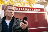 Wilsberg – Durch ein Missverständnis bei dem Karten-App-Dienst wird Kommissar Overbeck (Roland Jankowsky) fälschlicherweise zum Grillparadies statt zur Präsentation der App FACE23 gelenkt.