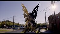 Mythos - Die größten Rätsel der Geschichte – In der amerikanischen Stadt Point Pleasant wurde der Mothman schon oft gesichtet. Dort findet sogar jährlich ein Mothmanfestival statt.