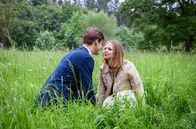 Sturm der Liebe – Paul (Sandro Kirtzel, l.) spürt, dass Josie (Lena Conzendorf, r.) immer noch Gefühle für ihn hat.