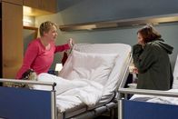 In aller Freundschaft – Jessika Wendel (Isabel Bongard, re.) will auf eigenes Risiko die Klinik verlassen. Ihre Zimmernachbarin Silke Bluhm (Floriane Daniel, li.) findet Jessikas Verhalten völlig übertrieben und in ihrem Zustand zu gehen, grenzt an Selbstmord. Silke versucht Jessika zum Bleiben überreden, droht ihr, das Pflegepersonal zu rufen, appelliert an ihren gesunden Menschenverstand, doch alles erfolglos.