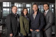 Stralsund – Die Kommissare Karl Hidde (Alexander Held, l.), Nina Petersen (Katharina Wackernagel, 2.v.l.), Benjamin Lietz (Wotan Wilke Möhring, 2.v.r.) und Gregor Meyer (Michael Rotschopf, r.).