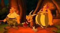 Asterix und die Wikinger – Asterix (M.), Obelix (r.) und Idefix staunen nicht schlecht, als Majestix' Neffe Grautvornix im Dorf auftaucht: Er rauscht mit seinem roten Sportkarren an und erweist sich als dünnes, langhariges Knäblein, dem vor allen graut...