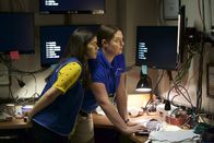 Superstore – Dina (Lauren Ash, r.) brennt darauf eine Ladendiebin zu überführen. Doch leider ist die Kamera der Kosmetikabteilung defekt. Amy (America Ferrera, l.) hat eine Idee ...