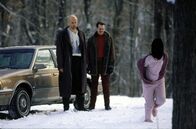 Fargo - Blutiger Schnee – Die beiden Entführer Carl Showater (Steve Buscemi,m.) und Gaesar Gimsrud (Peter Stormare,l.) sind mit der Situation und der Geisel (Kristin Rudrüd) völlig überfordert.