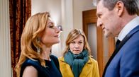 Sturm der Liebe – Katja (Isabell Stern, M.) muss schlucken, weil Christoph (Dieter Bach, r.) mit der ahnungslosen Alexandra (Daniela Kiefer, l.) seinen Siegeszug feiert.; ARD STURM DER LIEBE FOLGE 4299 Uhr im ERSTEN. Katja (Isabell Stern, M.) muss schlucken, weil Christoph (Dieter Bach, r.) mit der ahnungslosen Alexandra (Daniela Kiefer, l.) seinen Siegeszug feiert.
