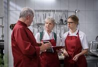 Sturm der Liebe – Vor Hildegard (Antje Hagen, M.) erfährt Josie (Lena Conzendorf, r.) von André (Joachim Lätsch, l.) mit welchen Methoden die "Schoko-Götter" gegen sie arbeiten. ARD/Christof Arnold