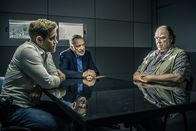 SOKO München – Arthur Bauer (Gerd Silberbauer, M.) und Dominik Morgenstern (Joscha Kiefer, l.) vernehmen Sepp Schaller (Oliver Nägele, r.).