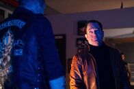 Die Chefin – Paul Böhmer (Jürgen Tonkel, r.) trifft bei der Motorradgang "Black Orders" mit Sascha Wendt (Gerdy Zint, l.) auf einen alten Bekannten.