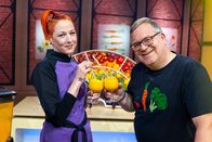 1, 2 oder 3 – TV-Köchin Meta Hiltebrand erklärt Elton, warum Vitamine so wichtig für den menschlichen Körper sind.