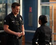 The Rookie – Officer Nolan (Nathan Fillion) gibt Officer Juarez (Lisseth Chavez) Tipps auf den Weg, bevor sie mit Polizeichef Grey auf Streife geht.