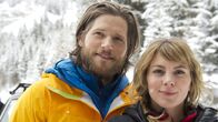 Die Bergretter – Auch wenn Markus (Sebastian Ströbel, l.) und Katharina (Luise Bähr, r.) es nicht wahrhaben wollen, die gemeinsamen Einsätze gefallen ihnen.