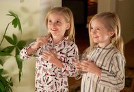Single Parents – (v.li.): Ella Allan (Amy Fogerty), Mia Allan (Emma Fogerty).