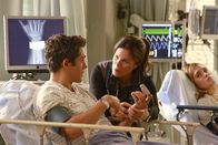 Code Black – Paul (Neal Bledsoe, l.) hat mit einigen anderen Anhängern seines Kults einen Gruppenselbstmord überlebt und verweigert nun jegliche ärztliche Behandlung. Wird Dr. Rorish (Marcia Gay Harden, r.) ihn zur Vernunft bringen, bevor er alle anderen Überlebenden doch noch mit in den Tod reißt?
