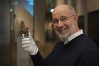 Terra X Harald Lesch – Die Katze spielte bereits im alten Ägypten eine wichtige Rolle für den Menschen. Die kleine geschnitzte Katze zeigt, wie sehr beliebt die Tiere schon damals waren. Und es gibt noch weitere Relikte: Katzen-Mumien.