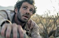 Kampf um den Halbmond – Antoine (Félix Moati) kümmert sich um eine verletzte kurdische Kämpferin.