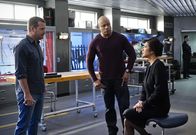 Navy CIS: L.A. – Das Team um Callen (Chris O'Donnell, l.) und Sam (LL Cool J, M.) wird dazu beauftragt, U.S. Ambassador Nancy Kelly (Julie Chen, r.) vor Terroristen zu beschützen ...