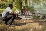 Mayday - Alarm im Cockpit – REENACTMENT - Der Chefermittler (gespielt von Michael Brown) analysiert das Trümmerfeld des Kenya Airways Fluges 507. (Cineflix/Darren Goldstein)