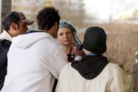 Danni Lowinski – Als ob es nicht schon genug wäre, dass Danni (Annette Frier, 2.v.r.) Elli bei der Brautkleid-Suche behilflich sein soll, wird sie auch noch von Hassan (Samir Fuchs, 2.v.l.) und seinen Kumpels bedroht. Wird Danni trotzdem gegen ihn vorgehen?