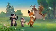 Mama Fuchs und Papa Dachs – Um den Waldgeist zu erschrecken ziehen Luis, Emmie und Rosie singend durch den Wald.