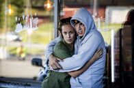 Kommissar Wisting – Im Schock: Khaled (Serhat Yildirim, re.) und Susanne (Ingeborg Raustøl) sind knapp einem Anschlag entgangen.